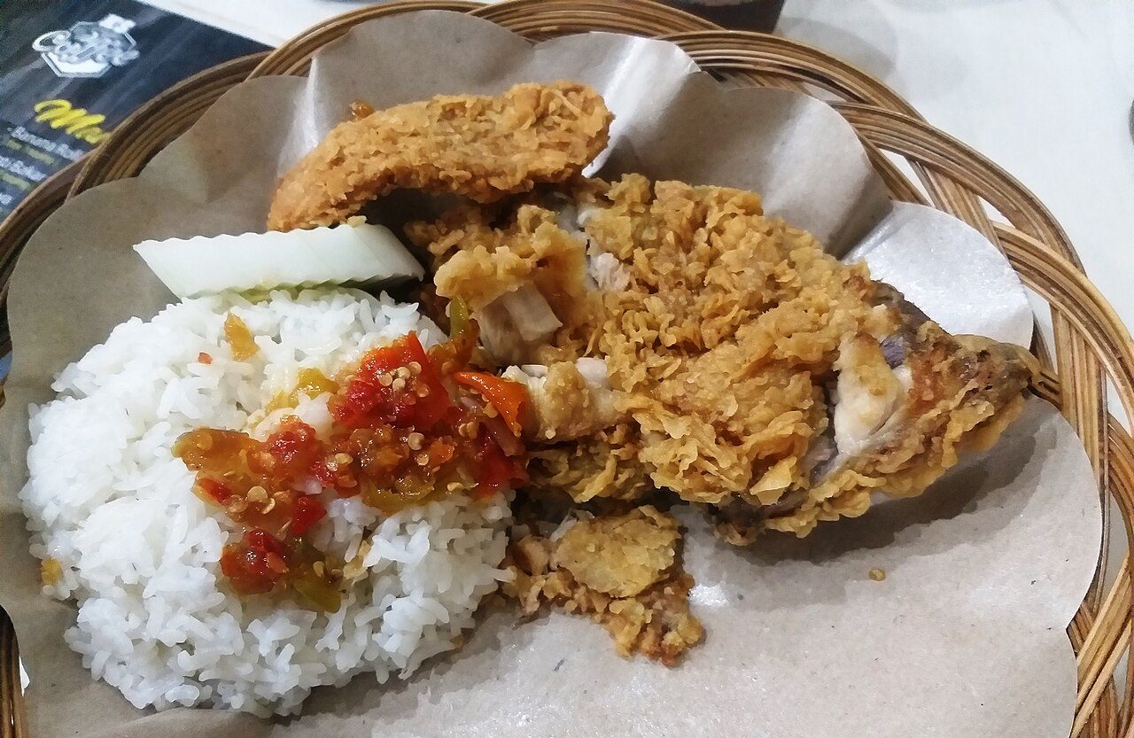 Ayam Geprek Sambal Bawang yang Renyah di Luar, Juicy di Dalam